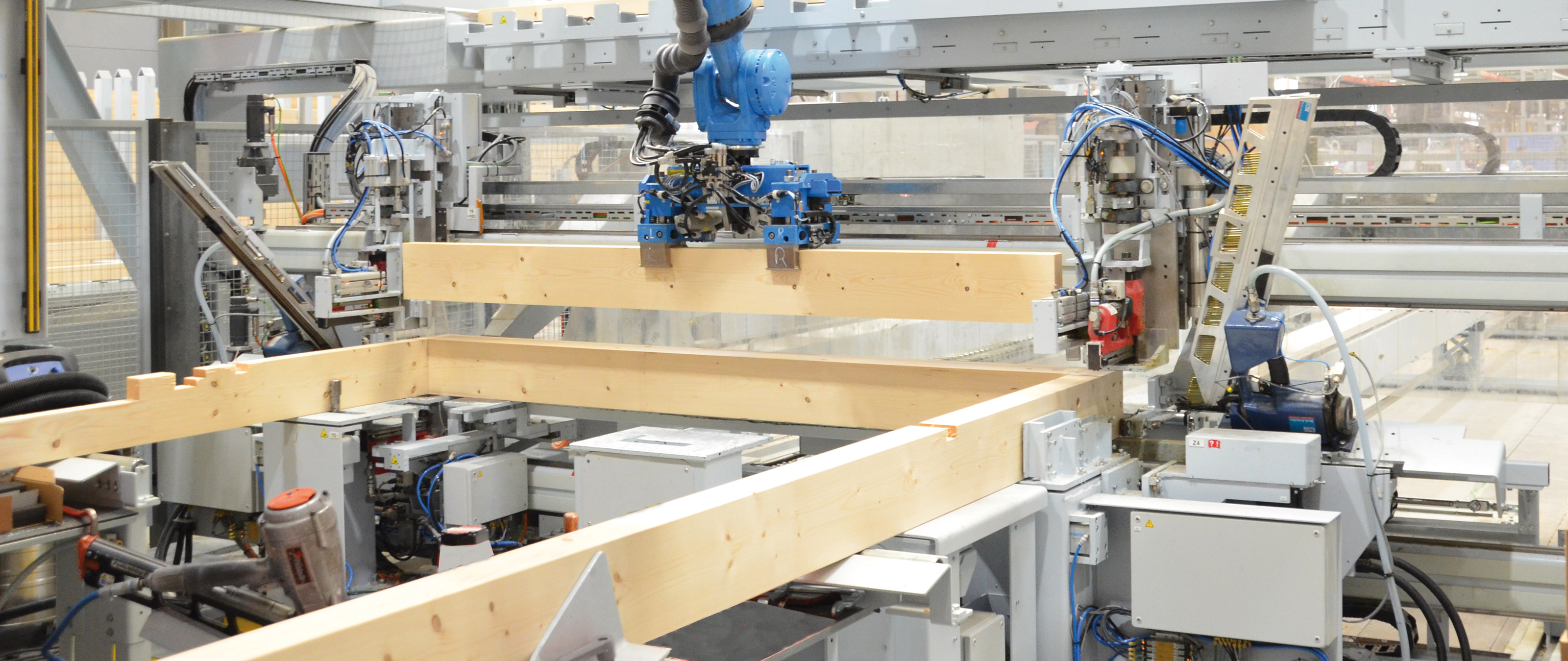 Die benötigten Stiele werden vom Roboter vollautomatisch in den Rahmen einlegt.