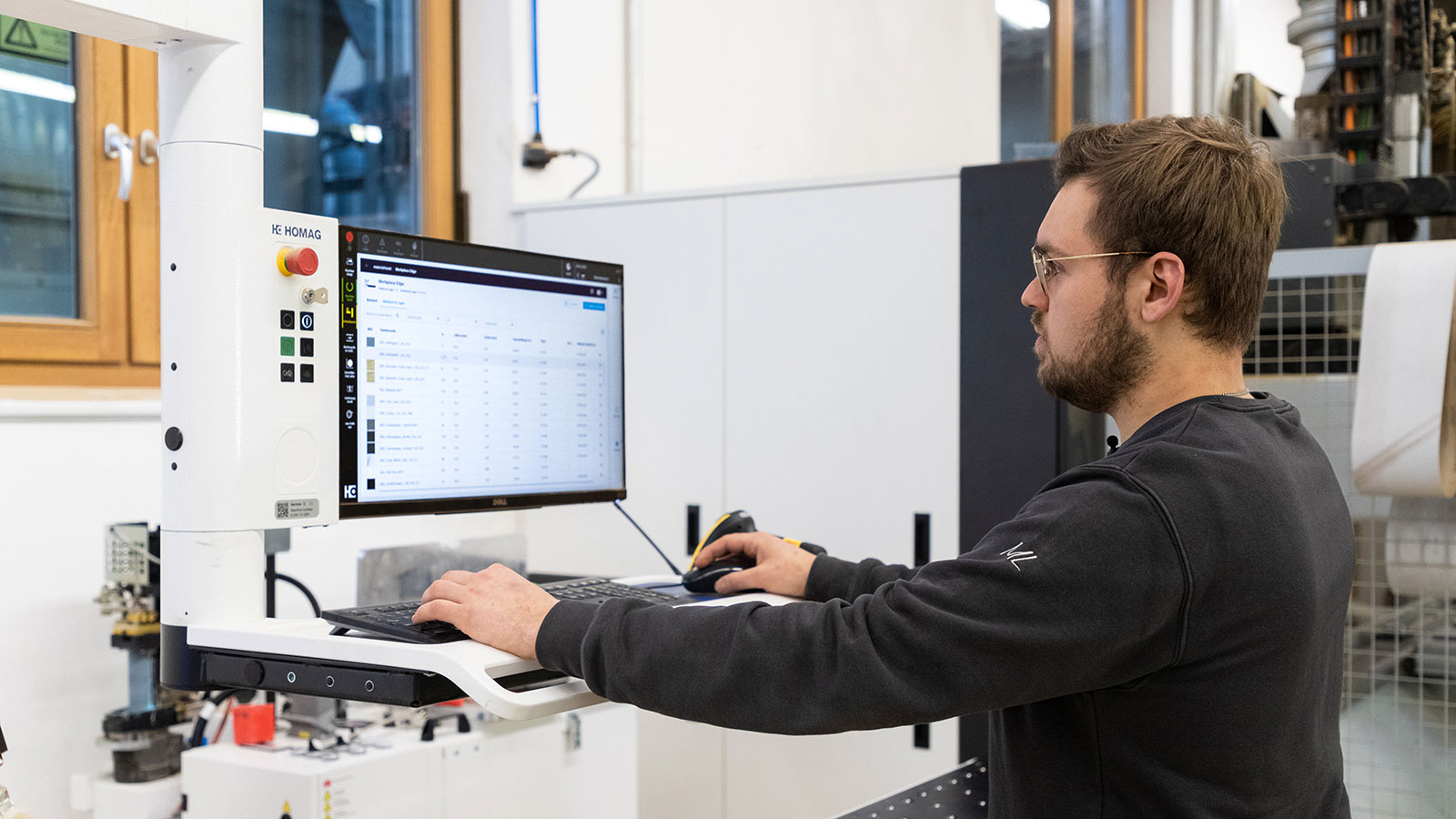Martin Lechner at the EDGETEQ S-500: The Edge Data Package enables the entire team to access a catalog of all edgeband data from renowned edgeband suppliers directly at the machine.