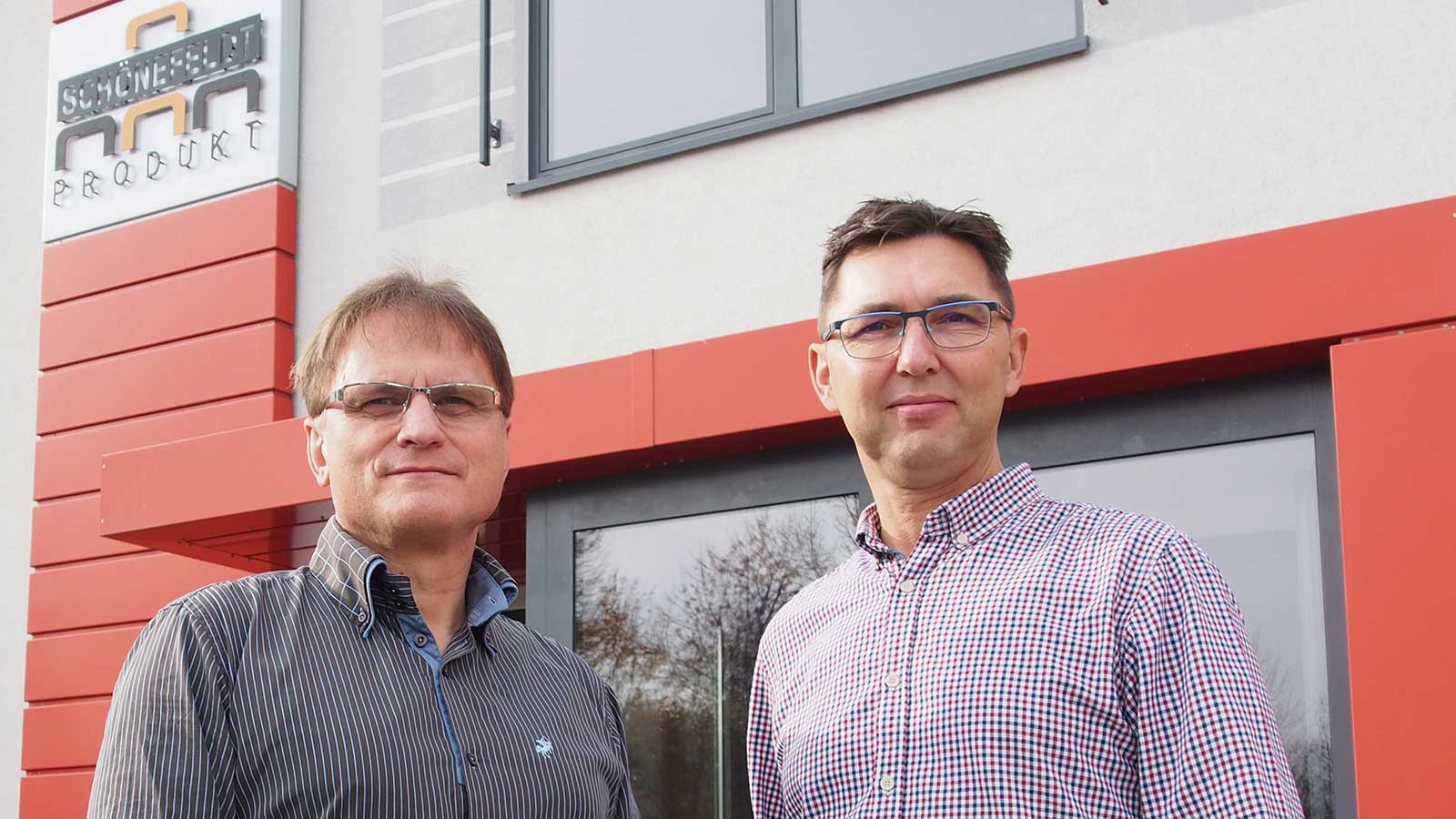 アンドレアス・バルヌーヴァイト (左) とアンドレアス・ヴァツィンガーは、会社を有能なパネル加工の製造専門企業に発展させました。