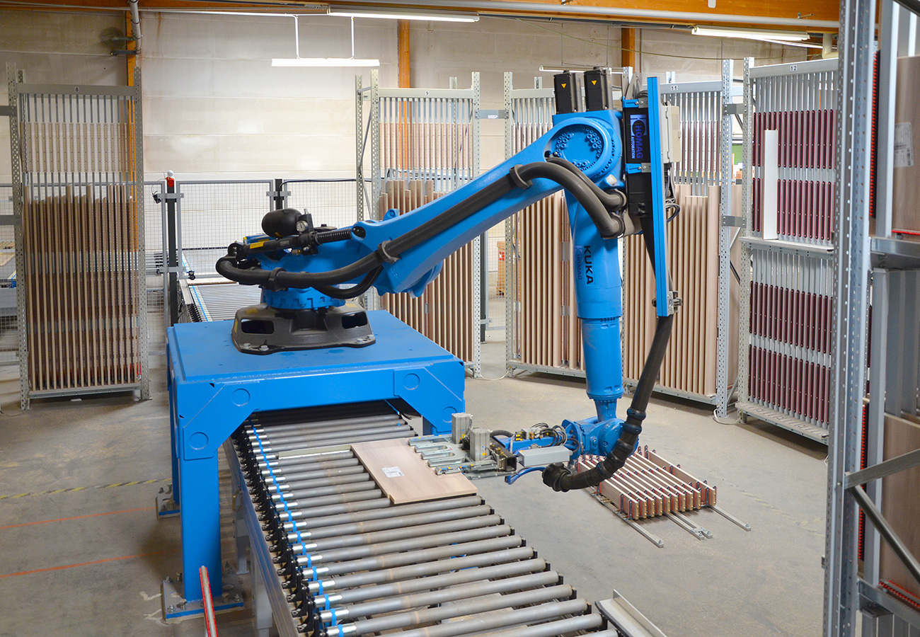 The HOMAG robot receives the order from the cell computer to put the part into the shelf - or to let it pass, because it is immediately required.
