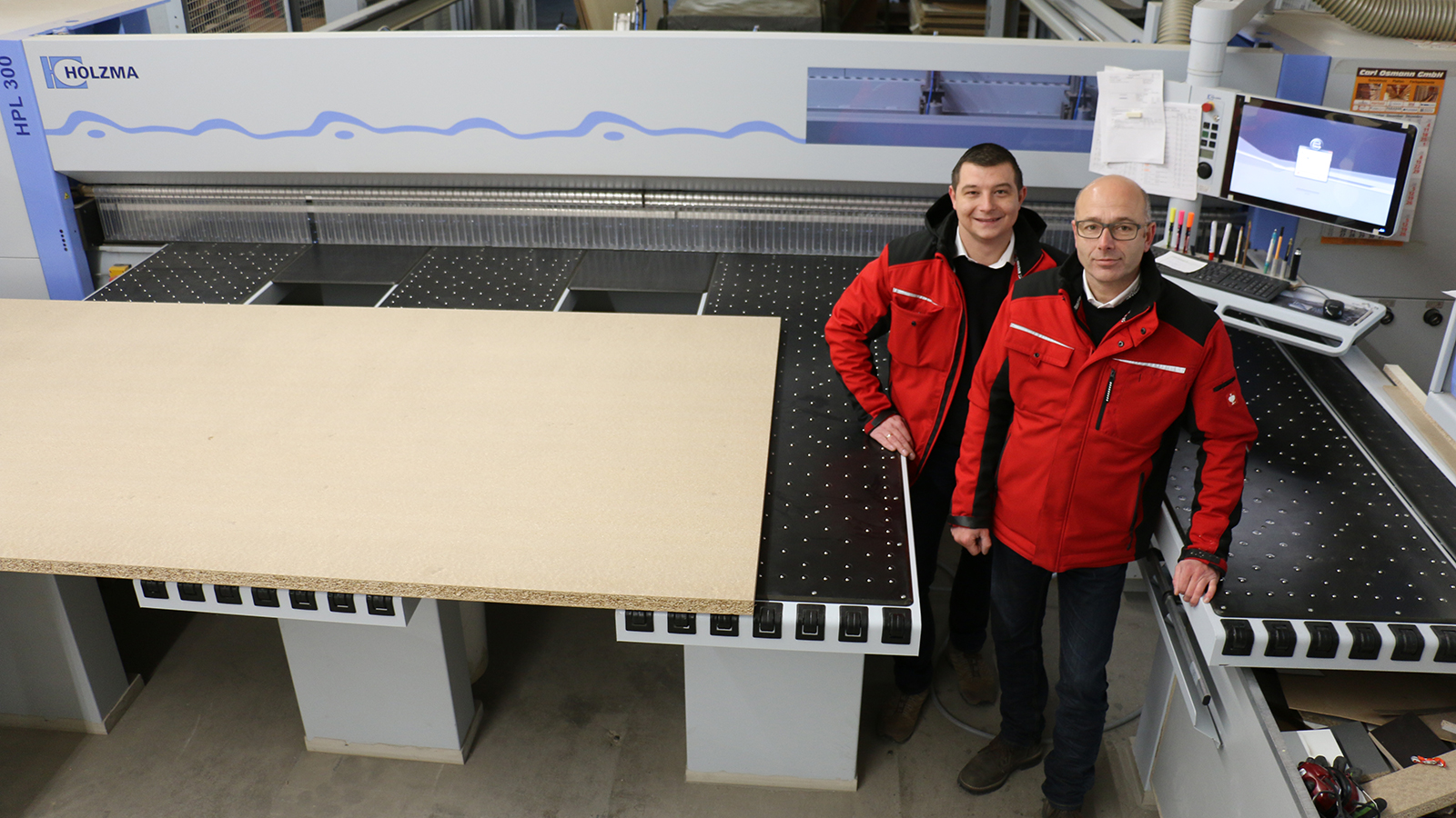 Wiemer Einrichtungen: Olaf Wiemer i Sebastian Retting przed pilarką panelową firmy HOMAG.