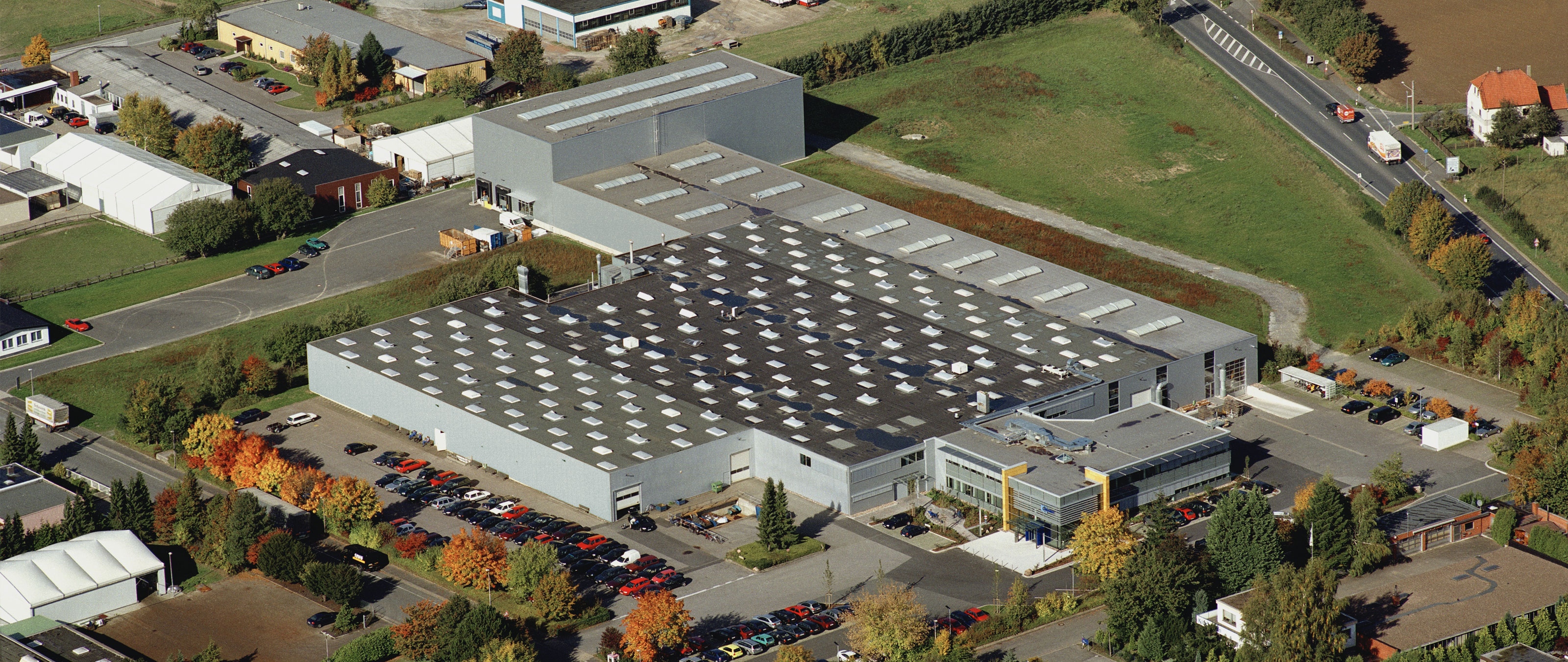 Luftbild der Brandt Kantentechnik GmbH in Lemgo. 