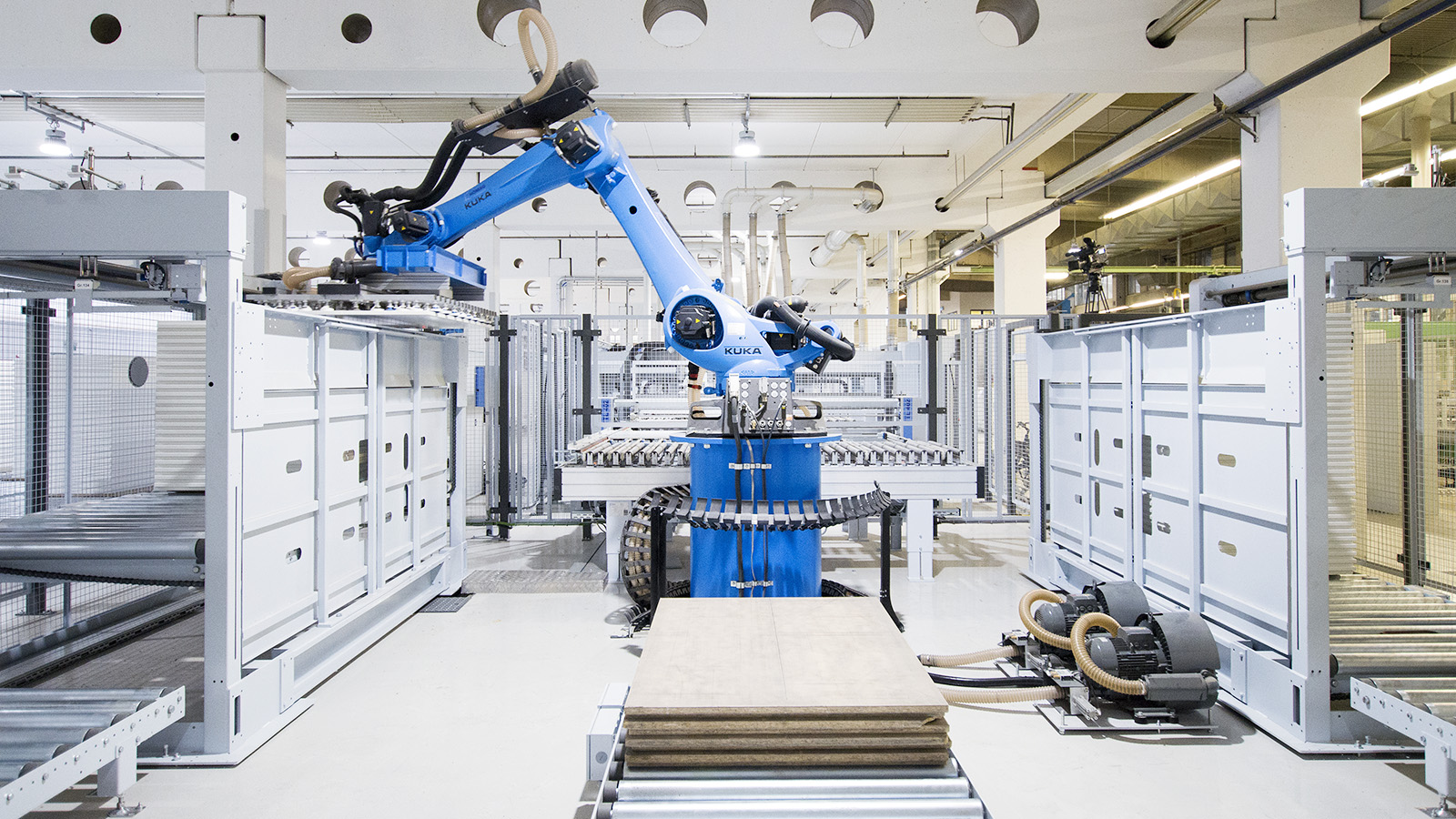 Precise, safe, and space saving - drilling with the DRILLTEQ C-800 combined with robot handling from HOMAG