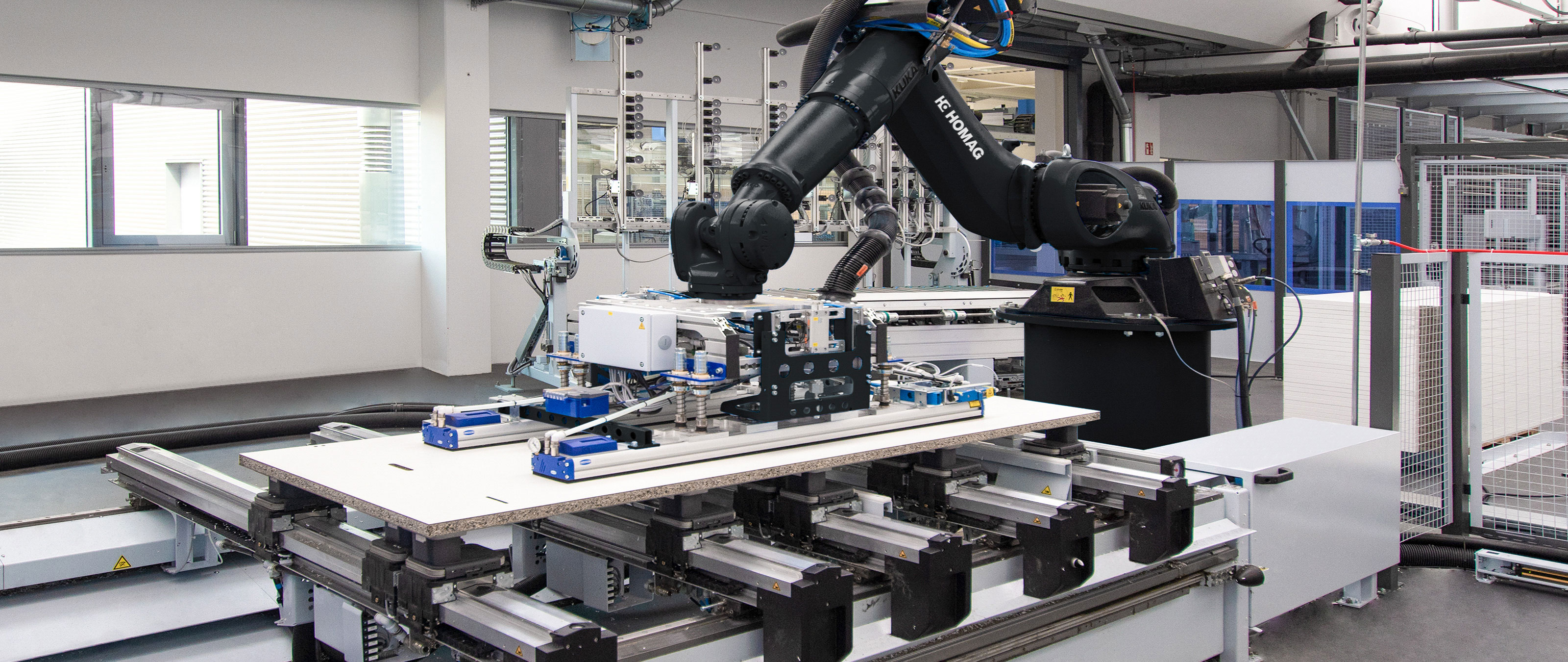Robot management FEEDBOT on CNC processing centers | HOMAG