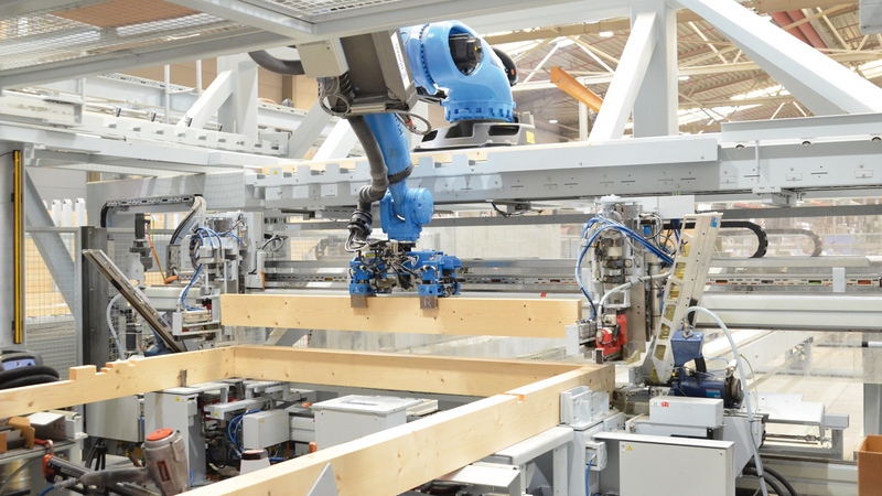 WEINMANN Integriert in die Riegelwerkstation greift der Roboter auf die benötigten Hölzer zu und legt diese in das Riegelwerk ein.