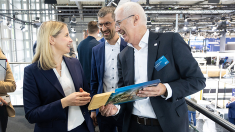 Bundesbauministerin Verena Hubertz (SPD) im Gespräch mit HOMAG CEO Dr. Daniel Schmitt (rechts) und Darko Zimbakov (Mitte) dem Verantwortlichen der Massivholzsparte bei HOMAG Bundesbauministerin Verena Hubertz (SPD) im Gespräch mit HOMAG CEO Dr. Daniel Schmitt (rechts) und Darko Zimbakov (Mitte) dem Verantwortlichen der Massivholzsparte bei HOMAG