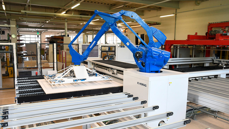 The robot-supported SAWTEQ B-320 flexTec panel dividing saw enables individual cutting and also unlimited recuts