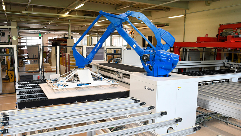 Die robotergestützte Plattenaufteilsäge SAWTEQ B-320 flexTec ermöglicht individuelles Aufteilen und auch Nachschnitte ohne Limit