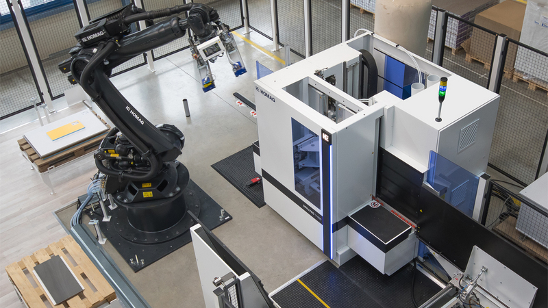 The FEEDBOT D-200 supplies two DRILLTEQ V-200 vertical CNC processing centers with material in parallel. | HOMAG