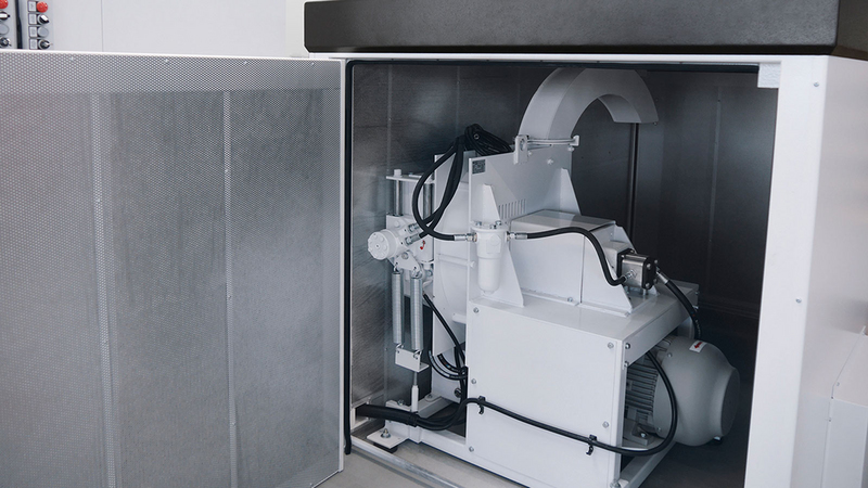 Compact, practical and quiet: a robust disk chipper connected to a waste container is at the heart of the automatic waste removal system. The system is completely encapsulated and housed in a soundproof cabinet. 