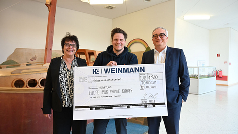 La dirección y el comité de empresa de WEINMANN entregan la donación en el hospital infantil de Tubinga.