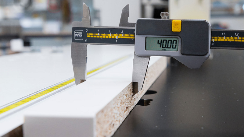 Pacote de peças estreitas EDGETEQ S-500 – Processamento de peças particularmente estreitas de até 40 mm 