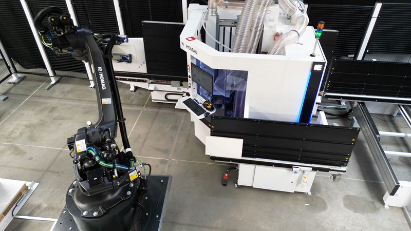 Det vertikale CNC-bearbejdningscenter DRILLTEQ V-310 "Raumwunder" kan fremover få tilført materiale med FEEDBOT D-310-robotten. 