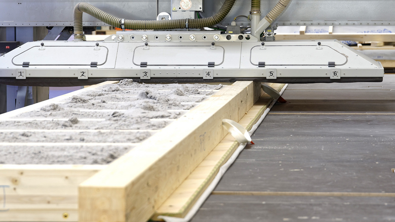 Vollautomatisches Dämmen von Holzrahmenbau-elementen mit WEINMANN Multifunktionsbrücke