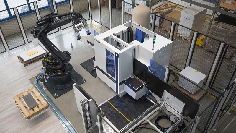 En robottilslutning er allerede mulig ved HOMAG-opstartsmaskinerne (her: DRILLTEQ V-500). Den sikre, præcise og automatiske tildeling, udtagning og afstabling af emner gør produktionen mere effektiv