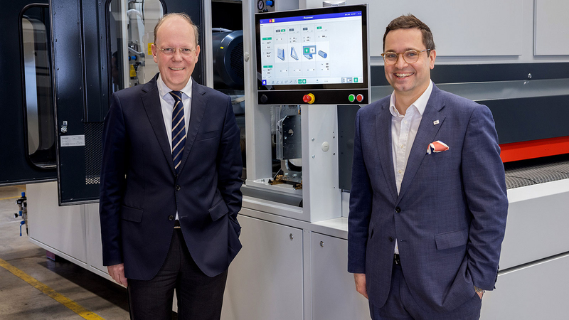 Christoph Giese, managing director Karl Heesemann Maschinenfabrik GmbH & Co. KG (left), and Frederik Meyer, Executive Vice President, HOMAG Business Unit CNC Processing (right) agree on partnership.