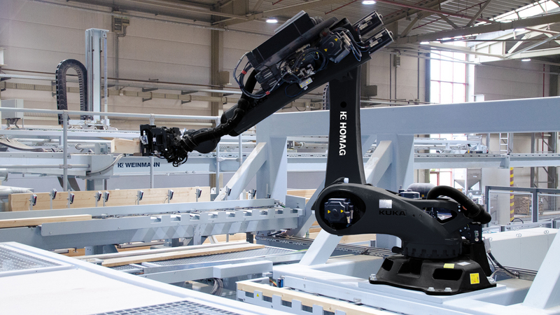 Le robot insère de manière entièrement automatique les montants standard et spéciaux ainsi que les lisses supérieures et inférieures dans l'ossature.