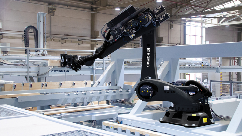 Le robot insère de manière entièrement automatique les montants standard et spéciaux ainsi que les lisses supérieures et inférieures dans l'ossature. Le robot insère de manière entièrement automatique les montants standard et spéciaux ainsi que les lisses supérieures et inférieures dans l'ossature.