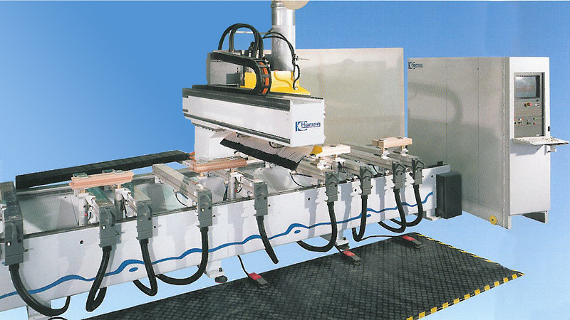 1999 - Vorstellung der ersten Maschine BOF 311/40/PM mit einem spezifischen Spannsystem für Fensterkanteln