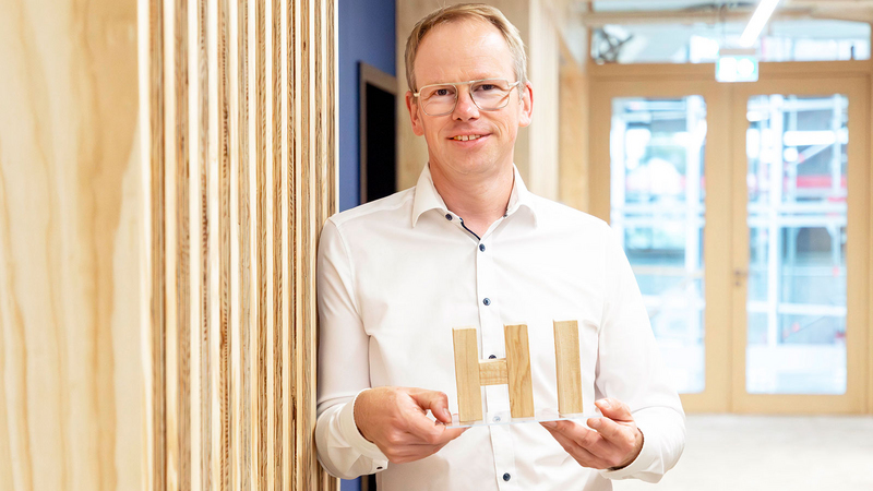 Indtil nu skal en møbelproducent indtaste og vedligeholde de samme data flere gange i forbindelse med hhv. salg, design og arbejdsforberedelse. Med HOMAG INTELLIGENS vedligeholder vedkommende alt centralt. Dette sparer tid og reducerer mængden af fejl.