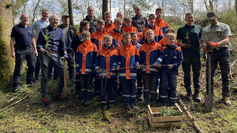 Die Jugendfeuerwehr Schopfloch pflanzte die von HOMAG gespendeten Bäume im Ehrenamt.