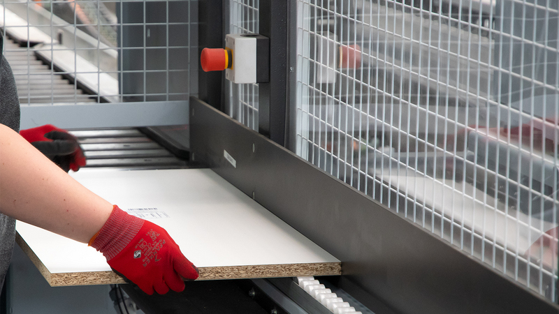 Centre de préparation de commandes SORTEQ R-200 : alimentation manuelle des pièces dans le trieur directement à partir de la scie