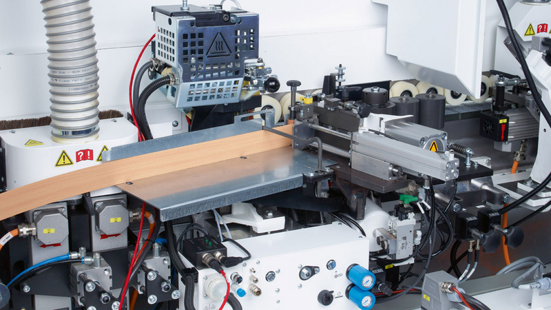 Verleimaggregat QA65N – Industriestandard im Einstiegssegment: Einfaches, schnelles und sicheres Entfernen der Auftragseinheit sowie eine Magazinhöhenverstellung für unterschiedliche Kantenüberstände. Die Servokantenzuführung erhöht die Präzision und Langlebigkeit.