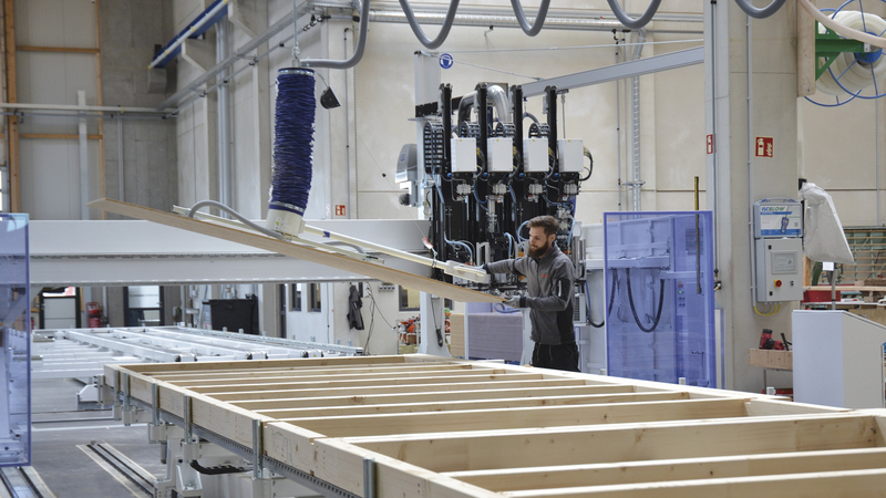 Ergonomic working with the swing jib crane FEEDTEQ H-300