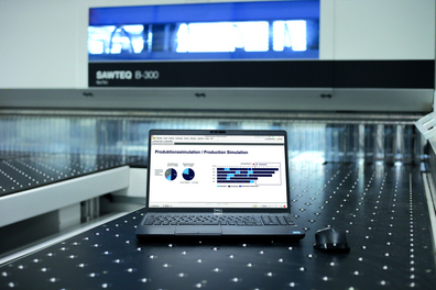 切断図面と生産データに基づく、ロボット鋸 SAWTEQ B-300/400 flexTec での詳細な生産シミュレーション。