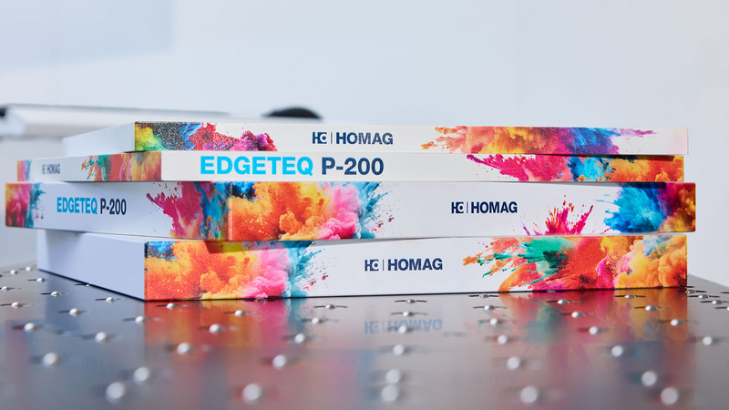 EDGETEQ P-200: Kantenbearbeitung mit brillantem Vierfarbdruck