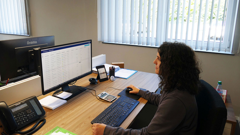 Katharina Höppner uses the digital job folder diligently during work preparation, giving her an overview of all jobs