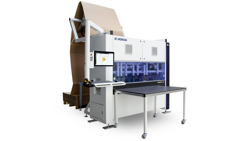 PAQTEQ C-250 : la petite machine de découpe de cartons, avec une faible largeur de 1 500 mm, s'adapte à tous les ateliers et permet de réaliser des économies potentielles sur les coûts d'emballage.