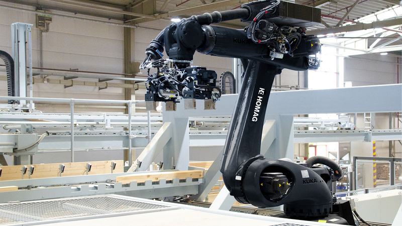 Le robot intégré à la station d'assemblage d'ossatures bois atteint une flexibilité et une vitesse inédites. Le robot intégré à la station d'assemblage d'ossatures bois atteint une flexibilité et une vitesse inédites.