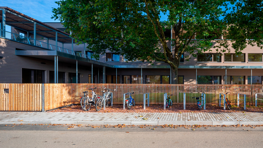 Zrównoważony budynek szkoły podstawowej zapewniający przyjemną i pozytywną atmosferę do nauki.