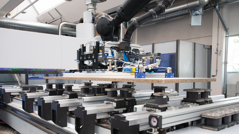 Roboterhandling FEEDBOT an CNC Bearbeitungszentrum | HOMAG