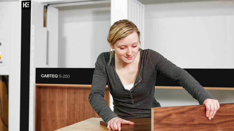 HOMAG 社のボディプレス CABTEQ S-250 は、ボディ家具のプレス加工を最適に支援します。