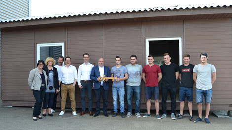 WEINMANN schenkt dem Upfinger Bauwagen-Verein ein Holzhaus WEINMANN schenkt dem Upfinger Bauwagen-Verein ein Holzhaus