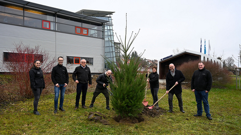 Investition in die Erweiterung der Produktionsfläche Nachhaltigkeit spielt eine wichtige Rolle, deshalb wurde beim Spatenstich ein neuer Baum gepflanzt.