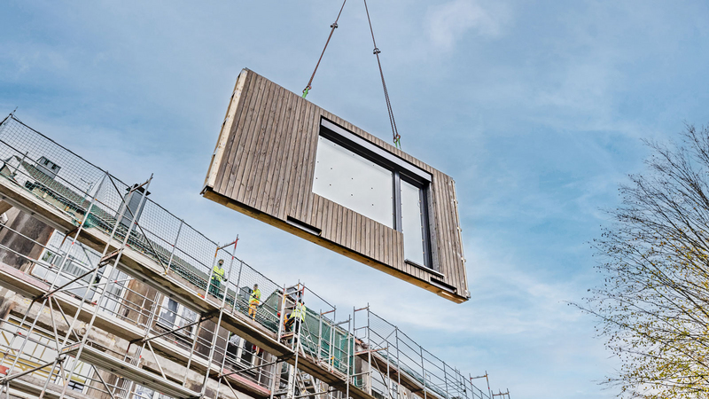 The prefabricated elements are lifted to the appropriate place with the help of a crane. Copyright: Jannis Wiebusch