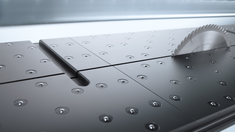 Machinetable equipped with air jets throughout