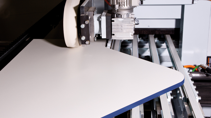 Produzione di parti di mobili con la EDGETEQ S-810/CF HOMAG