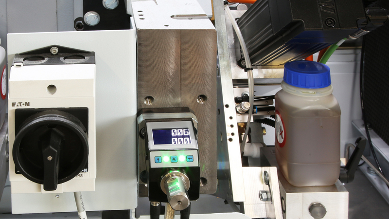 Manuelles Verstellen der Aggregate – mit Unterstützung von intelligenten Positionsanzeigen