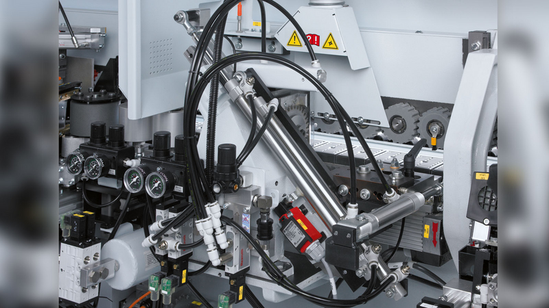 Precise end-trimming unit, equipped with THK guides. Chamfer/straight adjustment by easily tilting