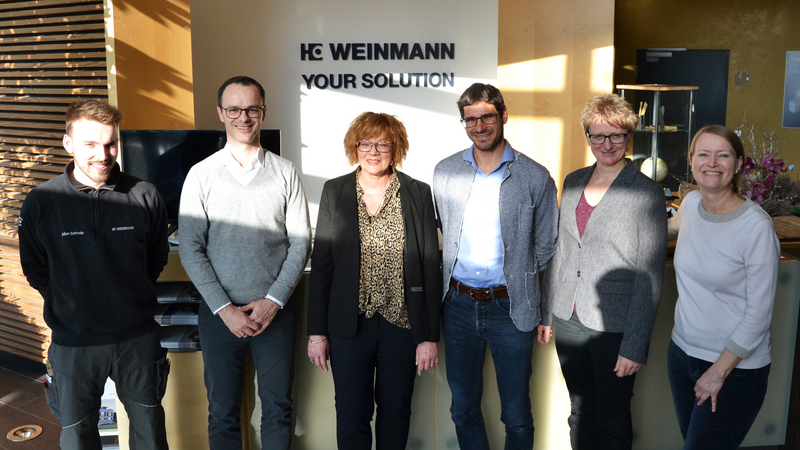 Partnerschaft mit Münsinger Gustav-Mesmer-Realschule Münsingen von links: J. Schrode von der Jugendausbildungsvertretung bei Weinmann, Geschäftsführer S. Schempp, Ausbildungskoordinatorin M. Lauterbach, M. Etzel, Konrektor der Münsingen Realschule, die BORS-Beauftragte S. Friesch und I. Willumeit-Reichenecker von der IHK.