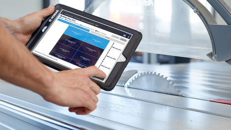 Cutting Production Set: Die App unterstützt auch den Streifenzuschnitt. Zuerst teilt der Bediener die Platte in einzelne Streifen auf – anschließend sägt er aus den Streifen die Bauteile zu.