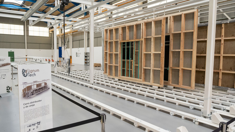 In the wall store, the manufactured timber frame elements are safely stored and final finishing work is carried out. Copyright: Lignumtech