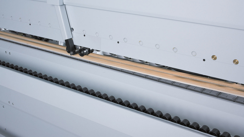 Riemenoberdruck als Basis für höchste Qualität, denn die Werkstücke sind für die Bearbeitung optimal gespannt.
