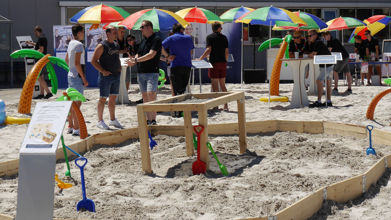 HOMAG Summer Day – Ausbildungstag in Holzbronn Strandatmosphäre und Berufsinformation: Viele Jugendliche informierten sich bei HOMAG in Holzbronn bei Calw über die unterschiedlichen Ausbildungsmöglichkeiten. Neben Betriebsrundgängen, Maschinenvorführungen und umfassender Berufsberatung gab es für die Besucher auch jede Menge erfrischende Abkühlungen.