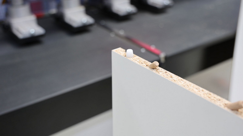 Werkzeuglose Eckverbindung auf der DRILLTEQ D-510. HOMAG stellt das neue Konzept von Välinge vor. Hierbei werden Dübel in nahezu 45° in die Kanten und Flächen eingebracht. Die Möbelteile einfach zusammengesteckt und mittels „Pin-Locks“ verriegelt. 