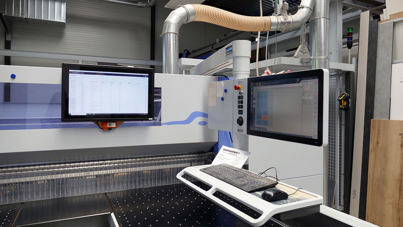 ZB Holzsysteme has used our digital solution to create customized workstations: Manuel zum Buttel has attached an additional screen to every machine, allowing each employee in production to call up productionManager.